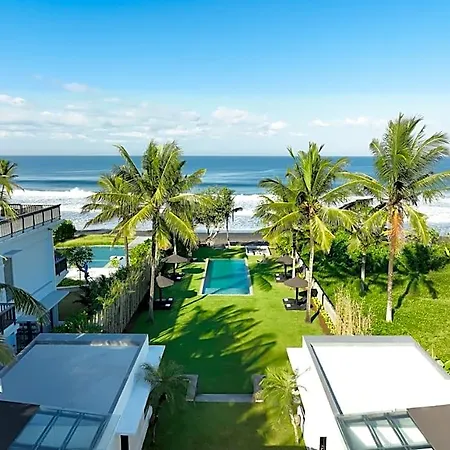 Black Beach Villa - Absolute Beachfront