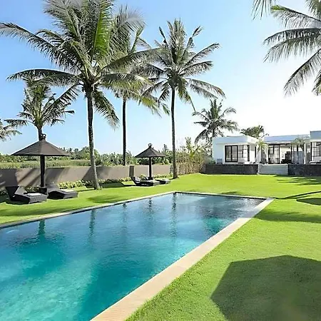 Black Beach Villa - Absolute Beachfront